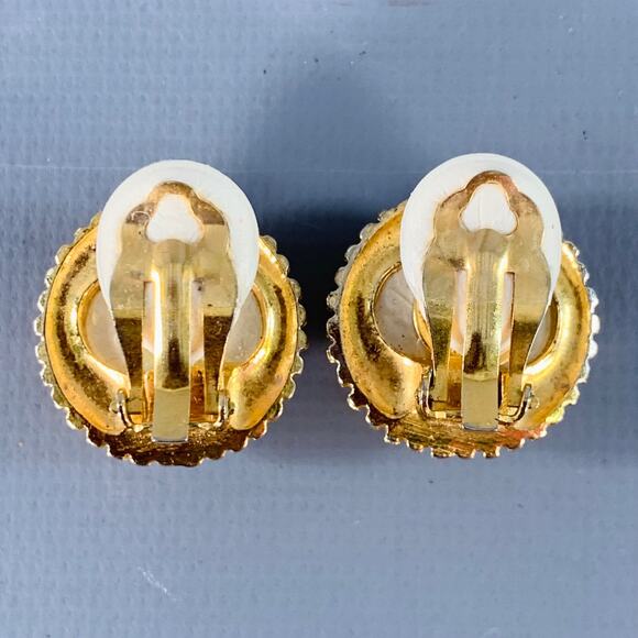 CHANEL Vintage White Gold Faux Pearl Clip On Earrings - Picture 2 of 3
